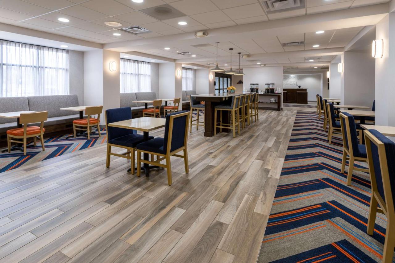Hampton Inn Milford Exterior photo
